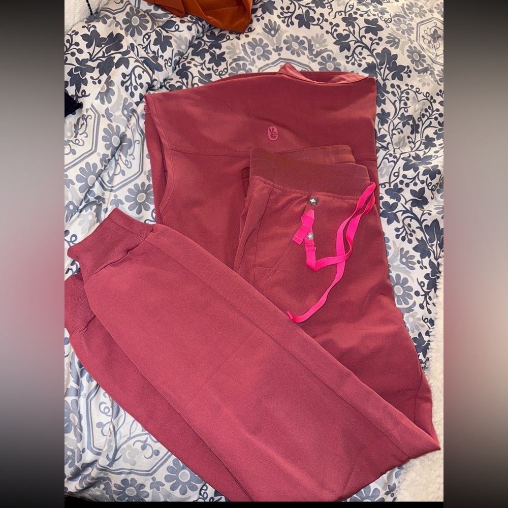 Figs Womens mauve/pink limited edition scrub set. size regular small